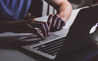 山东中医奇葩渣男强吻求原谅！食堂门口强行按倒前女友，出轨三次还演偶像剧，妙蛙种子式趴地操作辣眼睛！