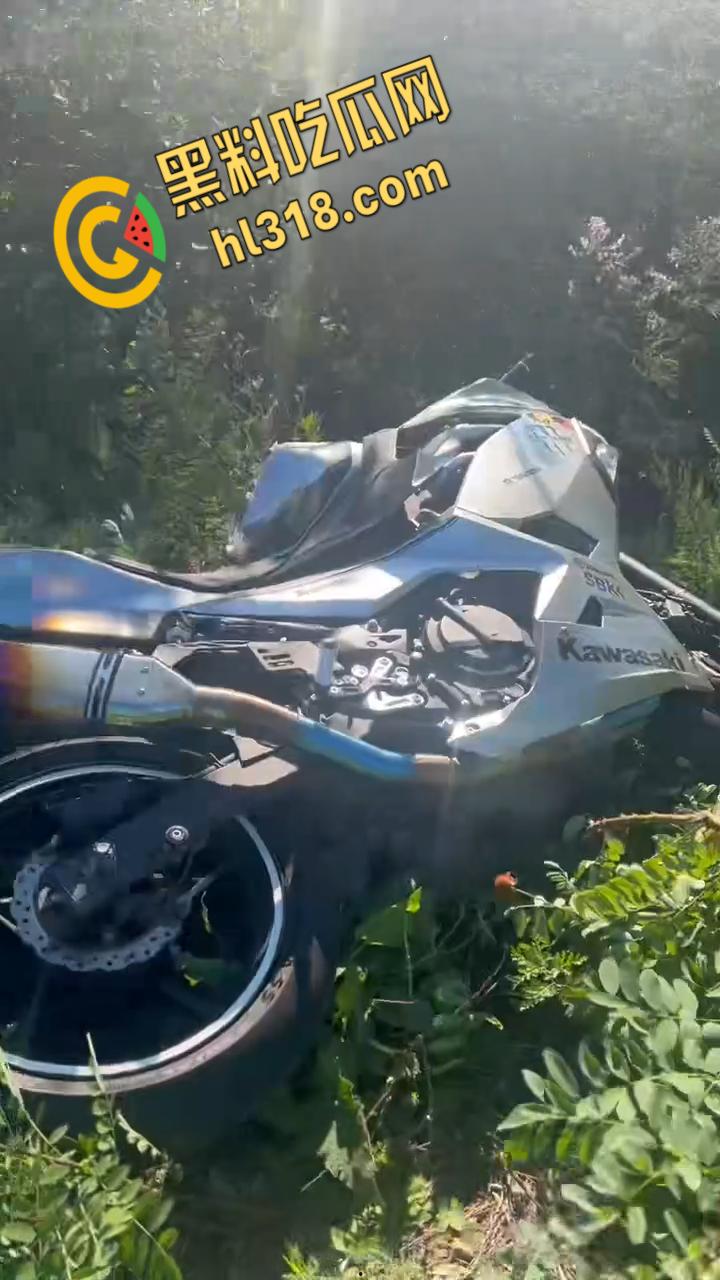 机车少年国道飙车,油门一拧鸡儿飞了,小狼狗被操成会喷水小母狗,血溅一地秒变机车骚妹 !-2