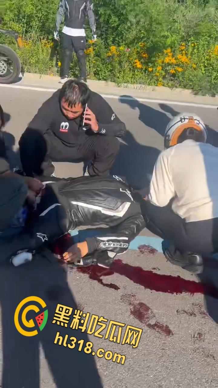 机车少年国道飙车,油门一拧鸡儿飞了,小狼狗被操成会喷水小母狗,血溅一地秒变机车骚妹 !-3