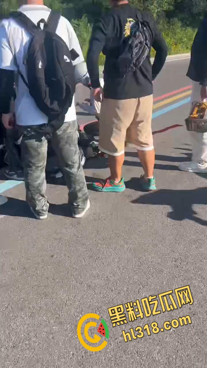 机车少年国道飙车,油门一拧鸡儿飞了,小狼狗被操成会喷水小母狗,血溅一地秒变机车骚妹 !-5