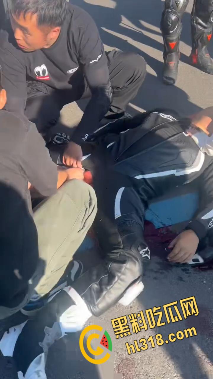 机车少年国道飙车,油门一拧鸡儿飞了,小狼狗被操成会喷水小母狗,血溅一地秒变机车骚妹 !-6