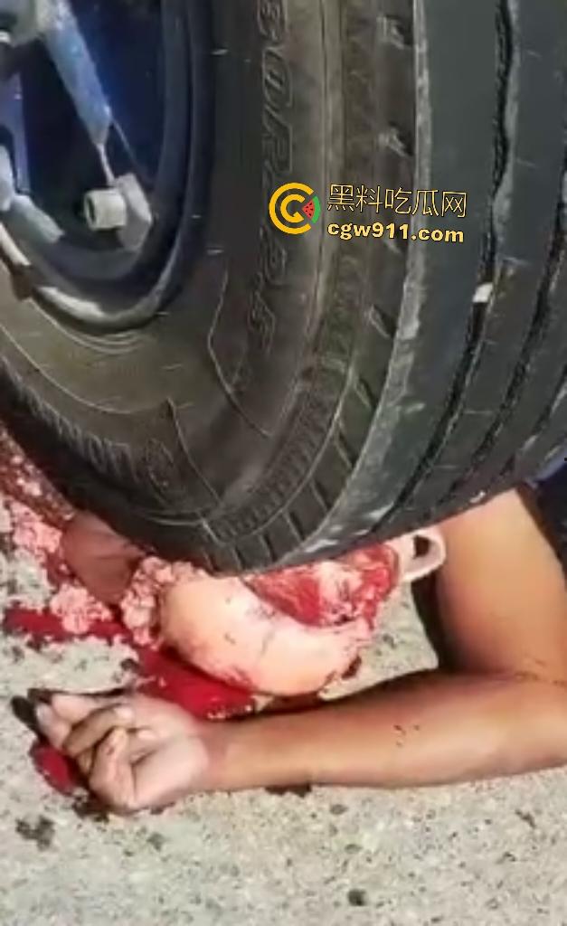 印尼摩托狂飙遭碾压！脑袋头皮刮飞露白骨，摩托吱吱狂响，车祸现场震碎人心，这还能救活吗？-4