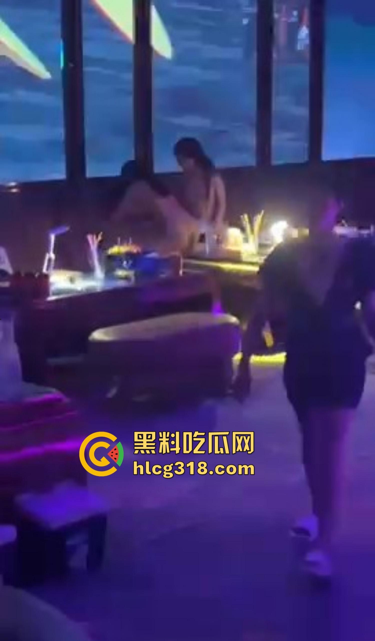 福州MK酒吧半夜淫乱失控，俩妹大厅脱光被大哥轮流狂操，咱就说也是第一次知道酒吧能玩3P！