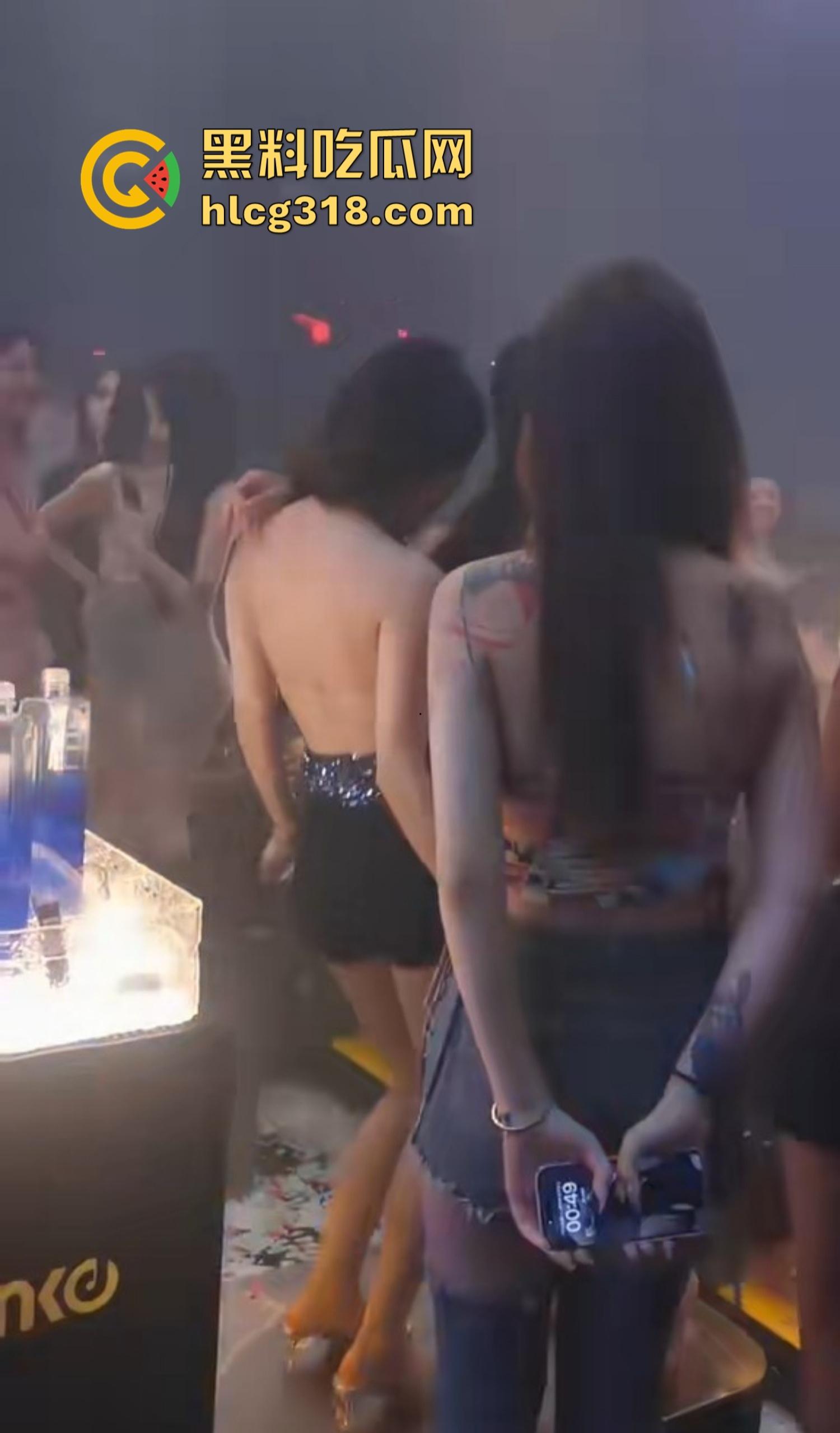 福州MK酒吧半夜淫乱失控,俩妹大厅脱光被大哥轮流狂操,咱就说也是第一次知道酒吧能玩3P!-4