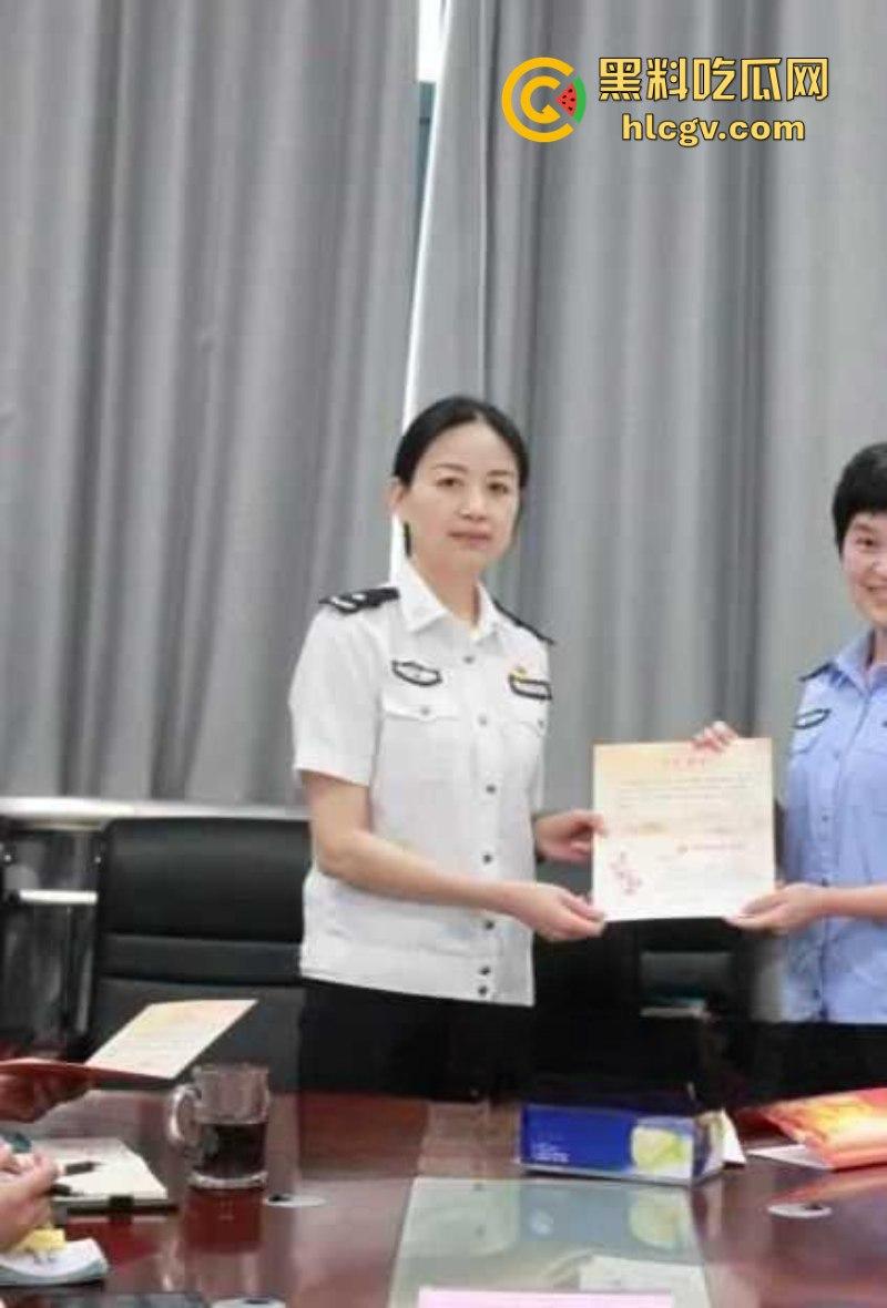 湖北省宜昌市公安局女局长【郑兴华】上厕所被前夫大胆偷拍 美臀鲍鱼清晰露出！-1