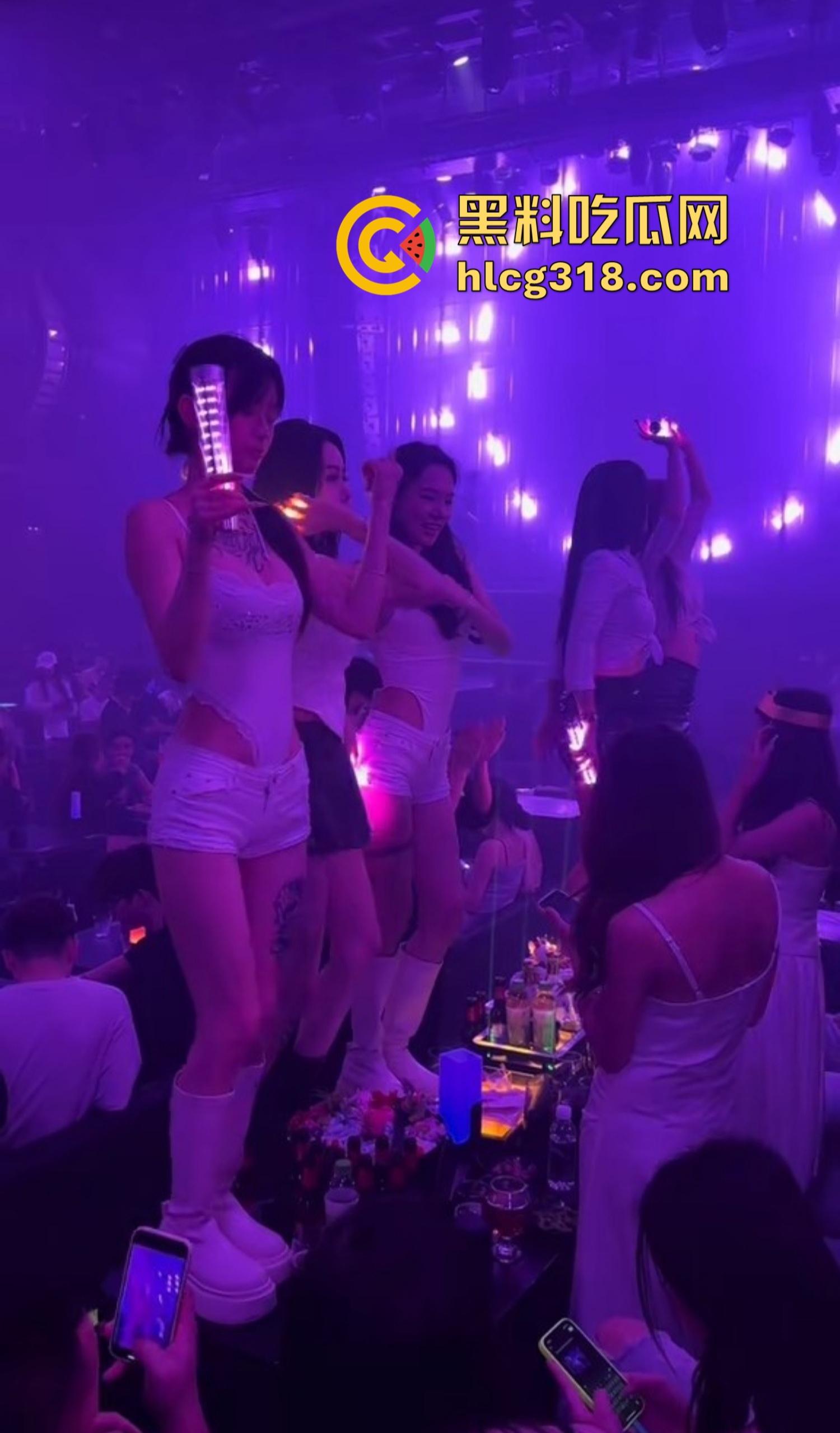 福州MK酒吧半夜淫乱失控,俩妹大厅脱光被大哥轮流狂操,咱就说也是第一次知道酒吧能玩3P!-9