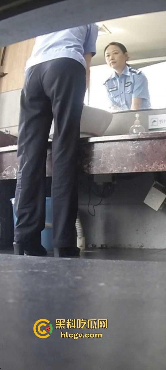 湖北省宜昌市公安局女局长【郑兴华】上厕所被前夫大胆偷拍 美臀鲍鱼清晰露出！-7