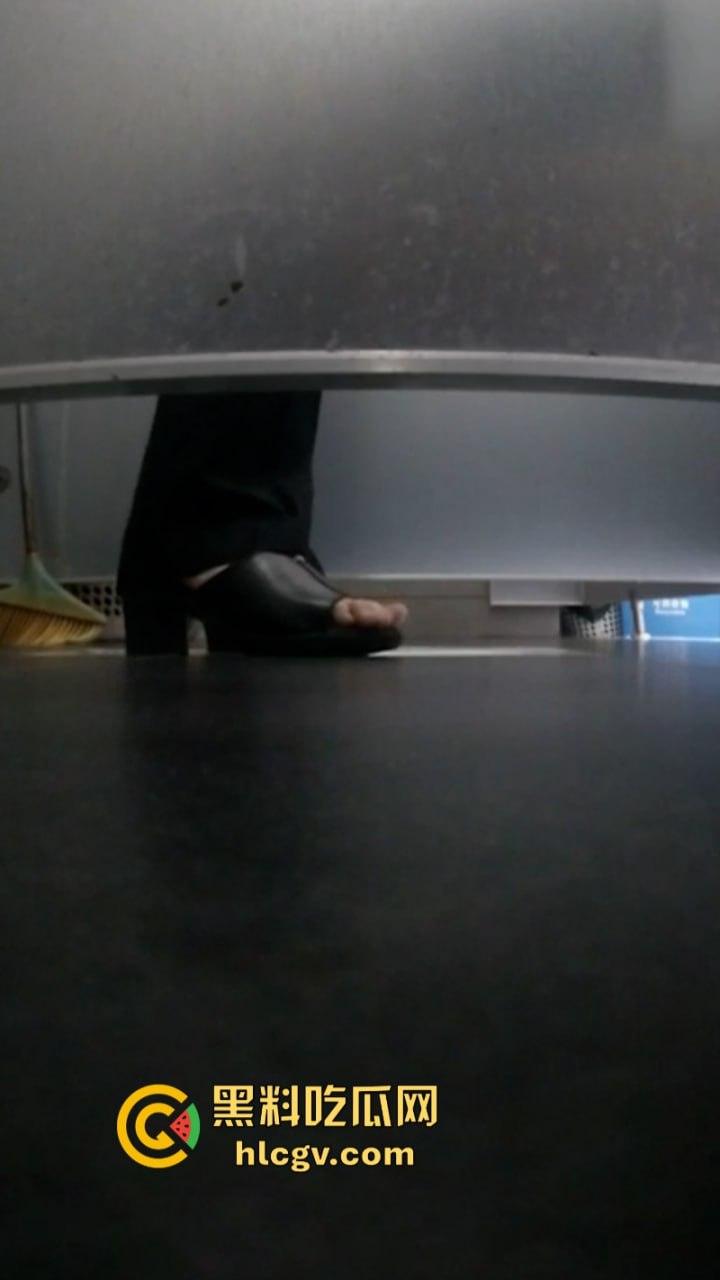 湖北省宜昌市公安局女局长【郑兴华】上厕所被前夫大胆偷拍 美臀鲍鱼清晰露出！-9
