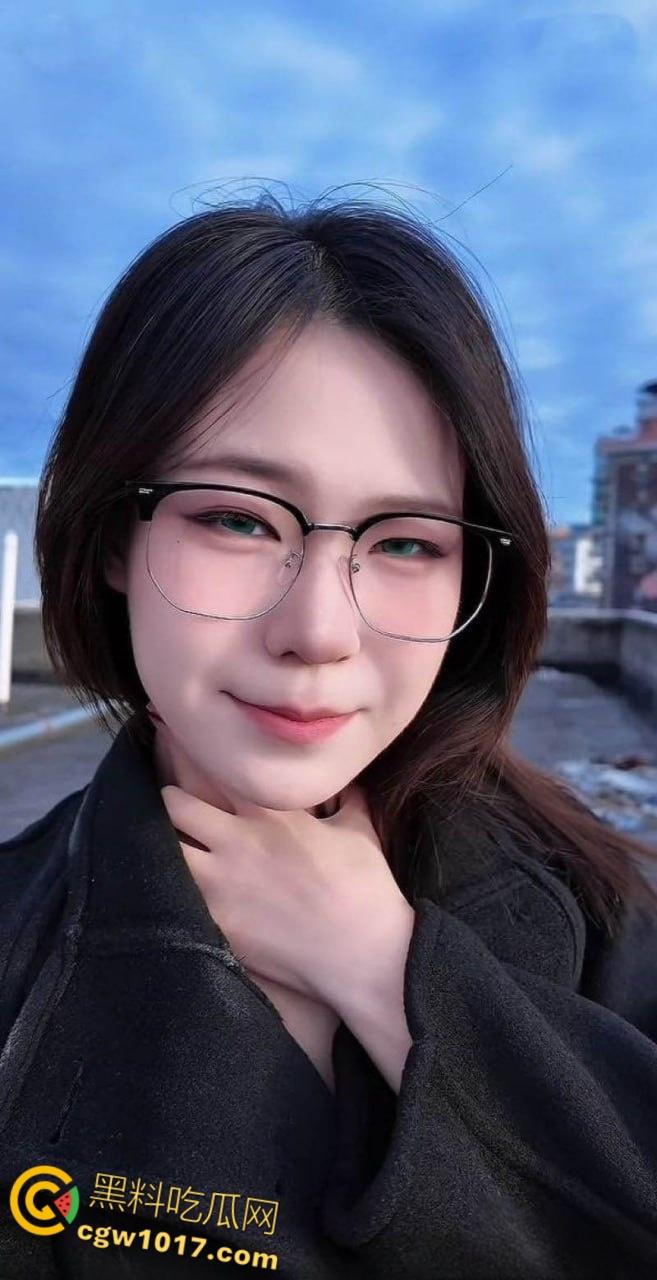 抖音网红【桃桃酱乖乖】大尺度视频泄漏，纤手捻粉嫩乳头硬挺晃荡，掰穴自慰咬唇娇喘奶香四溢！-2