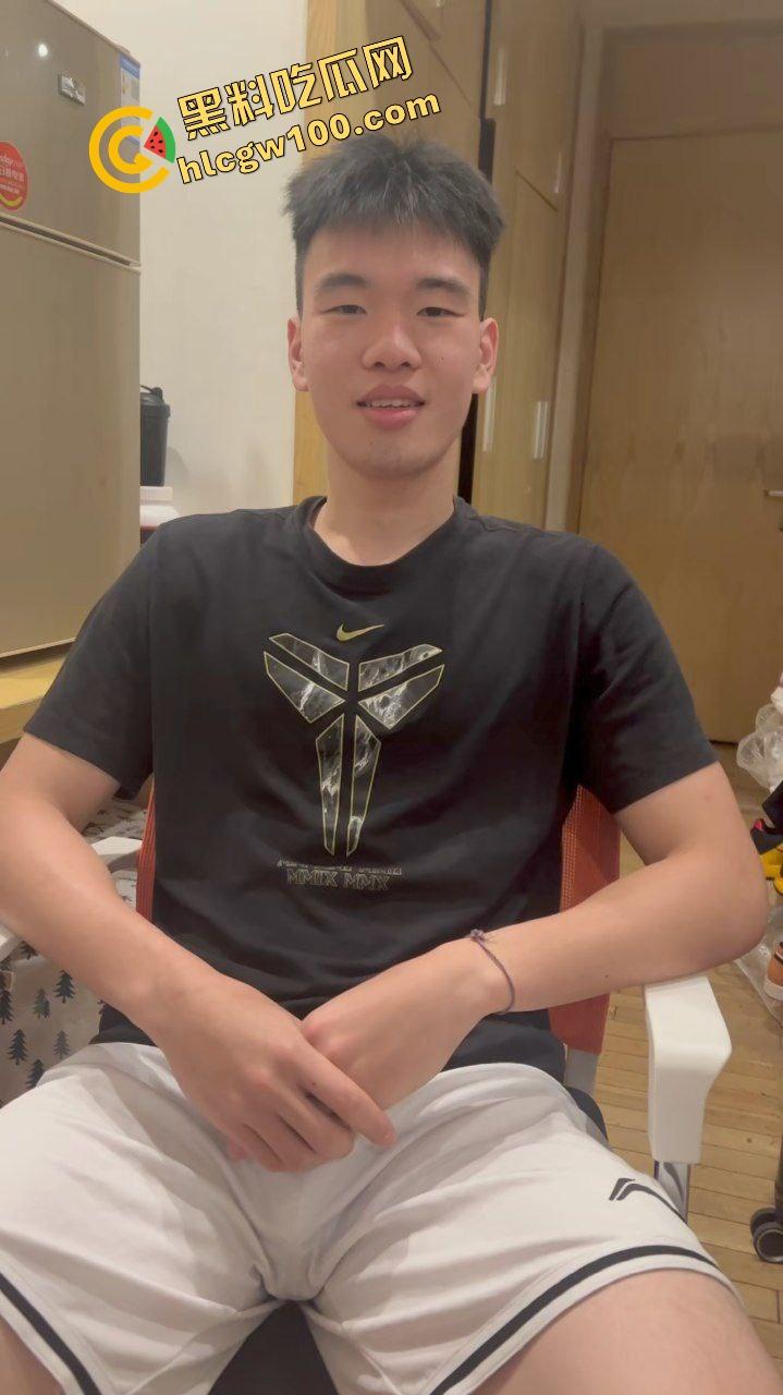 炸裂!CBA广州龙狮男篮【张兴亮】将艺术生女友【陈禹羽】装行李箱,宿舍过夜补习爆操!性爱泄密原创独家曝光!-9