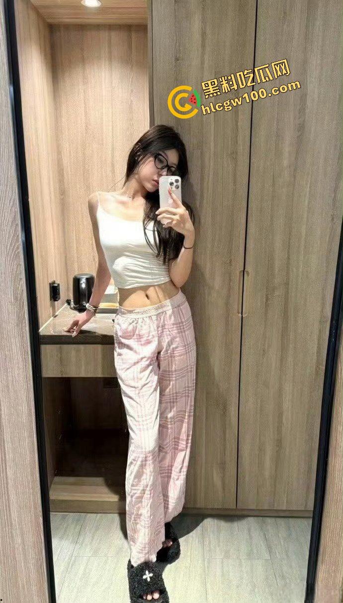 炸裂!CBA广州龙狮男篮【张兴亮】将艺术生女友【陈禹羽】装行李箱,宿舍过夜补习爆操!性爱泄密原创独家曝光!-11