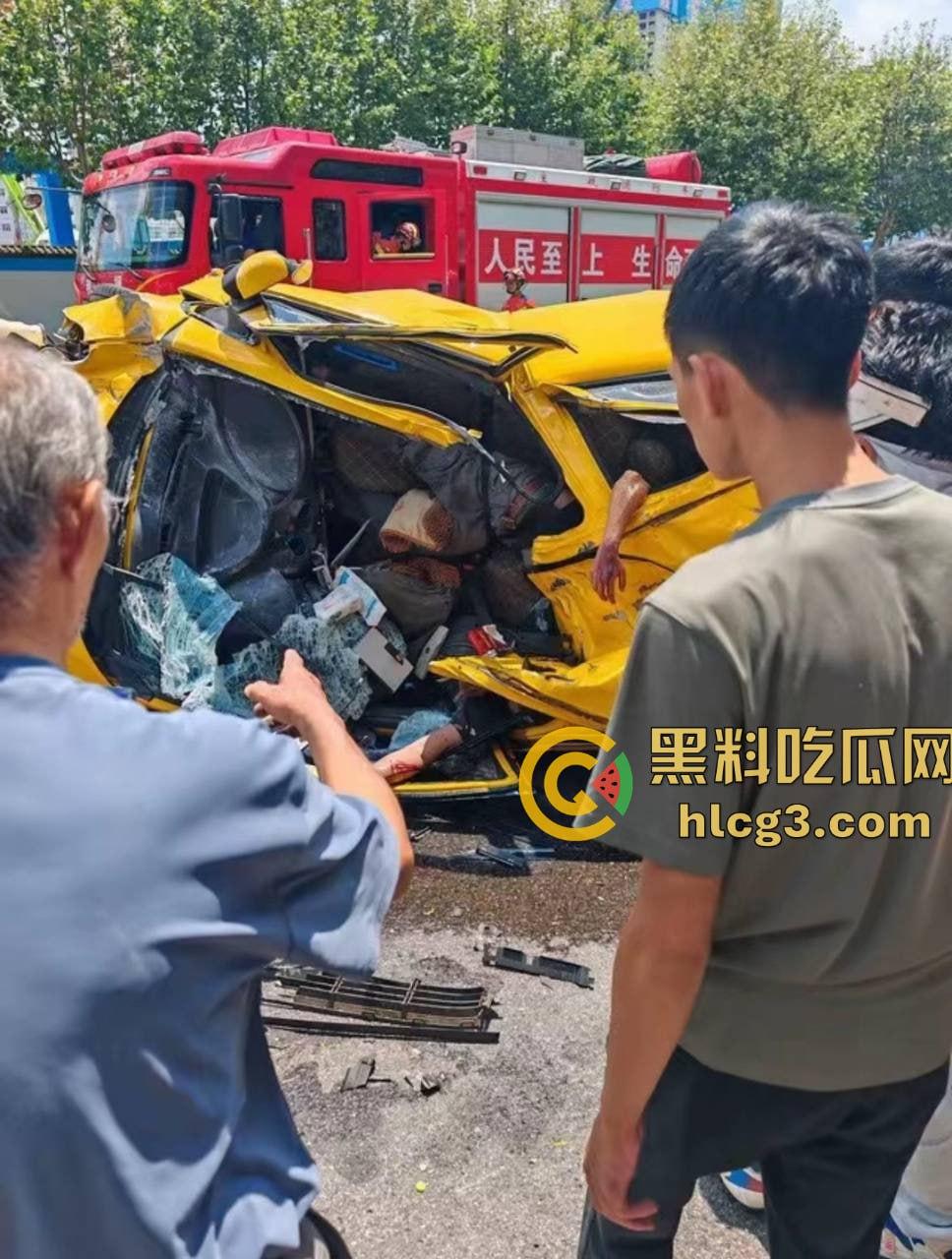 昆明西苑立交重大车祸!两车相撞一车被碾压 江铃汽车车主当场死亡-3