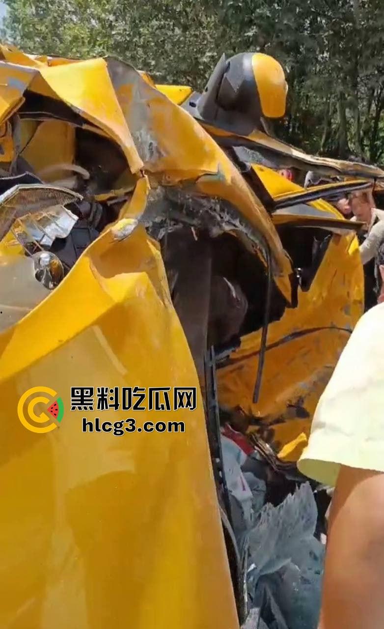 昆明西苑立交重大车祸!两车相撞一车被碾压 江铃汽车车主当场死亡-4