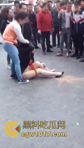 原配当街手撕小三，当众人围观当场脱下其红色小内裤，在场围观的男性纷纷的从各角度转到正面，为其看清楚真容！