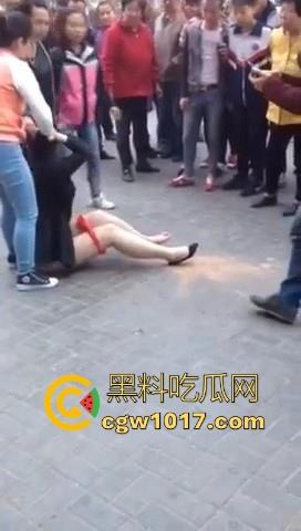 原配当街手撕小三，当众人围观当场脱下其红色小内裤，在场围观的男性纷纷的从各角度转到正面，为其看清楚真容！-2