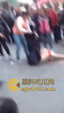原配当街手撕小三，当众人围观当场脱下其红色小内裤，在场围观的男性纷纷的从各角度转到正面，为其看清楚真容！-6