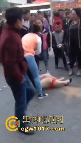 原配当街手撕小三，当众人围观当场脱下其红色小内裤，在场围观的男性纷纷的从各角度转到正面，为其看清楚真容！-9