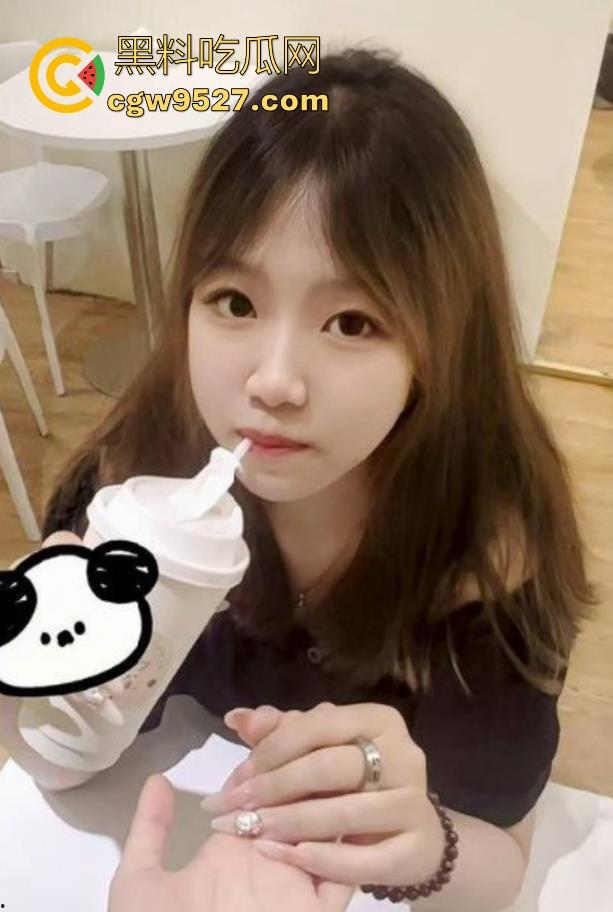 给极品老妹约两单男搞群P，轮番上场猛插骚逼，饥渴老妹40分钟榨干两位炮友，连射三次都意犹未尽！