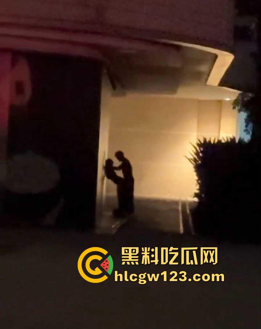 成都东郊记忆酒吧街，老外激情就干 老外就是开放 不知道干的是不是又是我们国内T0版本的小仙女！-5