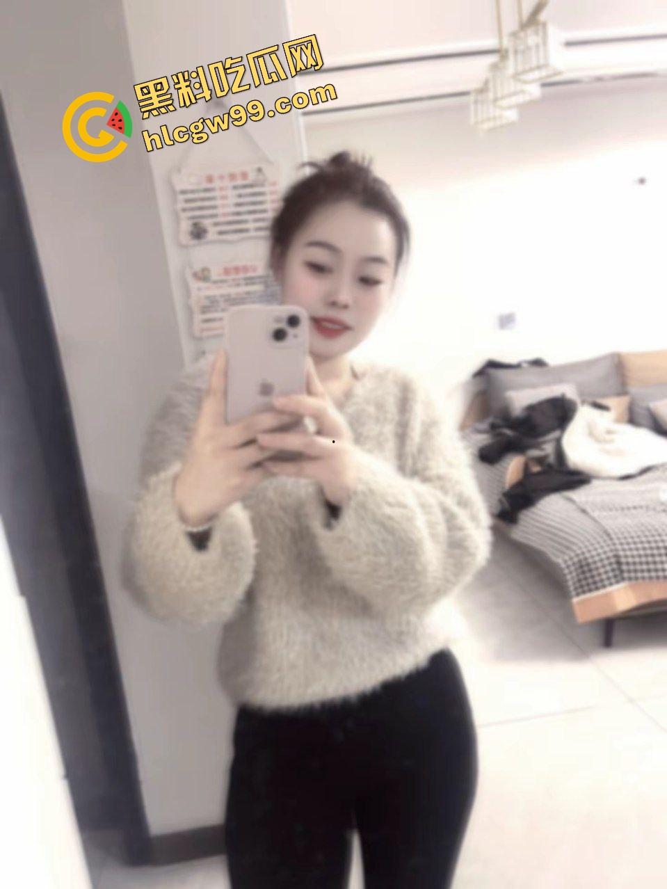 瓜友独家投稿曝光流出!偷拍亲生姐姐用迷药将其迷倒,扒开内裤观赏骚逼!-5