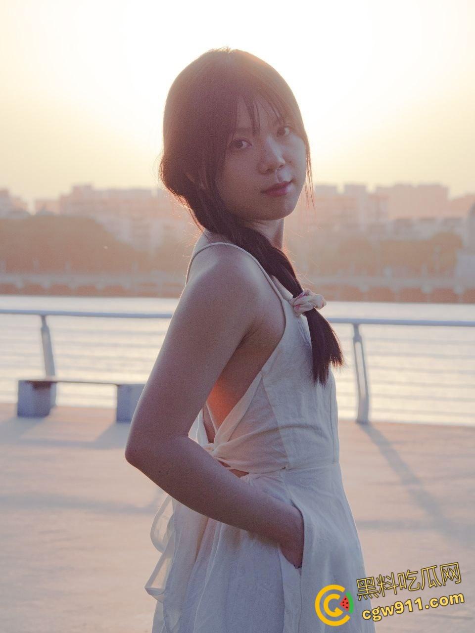 广东佛山新婚小夫妻，趁着休婚假在家疯狂做爱，开档黑丝足交韵味十足，蒙眼调教后入翘臀 ！