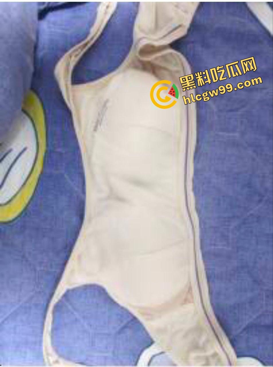 瓜友独家投稿曝光流出!偷拍亲生姐姐用迷药将其迷倒,扒开内裤观赏骚逼!-7