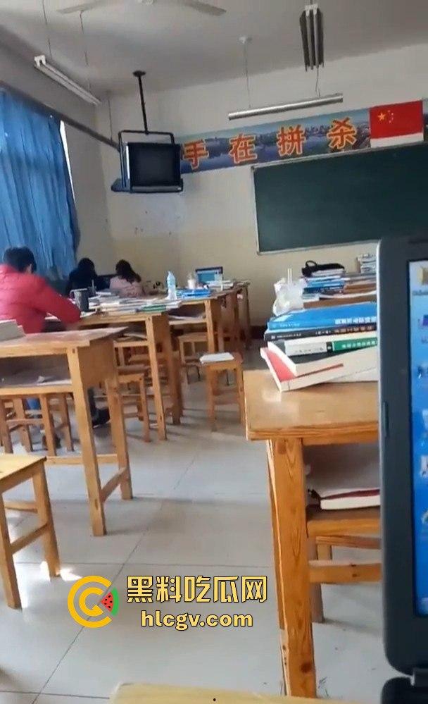 徐州『赵雅』不雅视频疯传！教室里又舔又操，毒龙野战清纯妹子露馅，骚得连男友都顶不住！