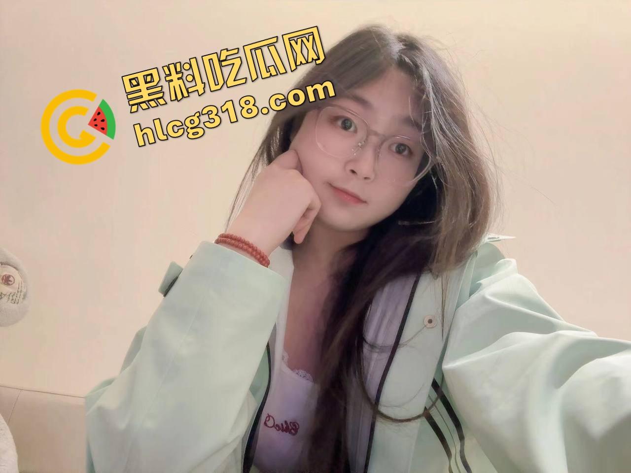 电梯春潮涌动，男女上楼全程互撩，男的手法老道全程开摸，解开发型就是解锁原始本能！