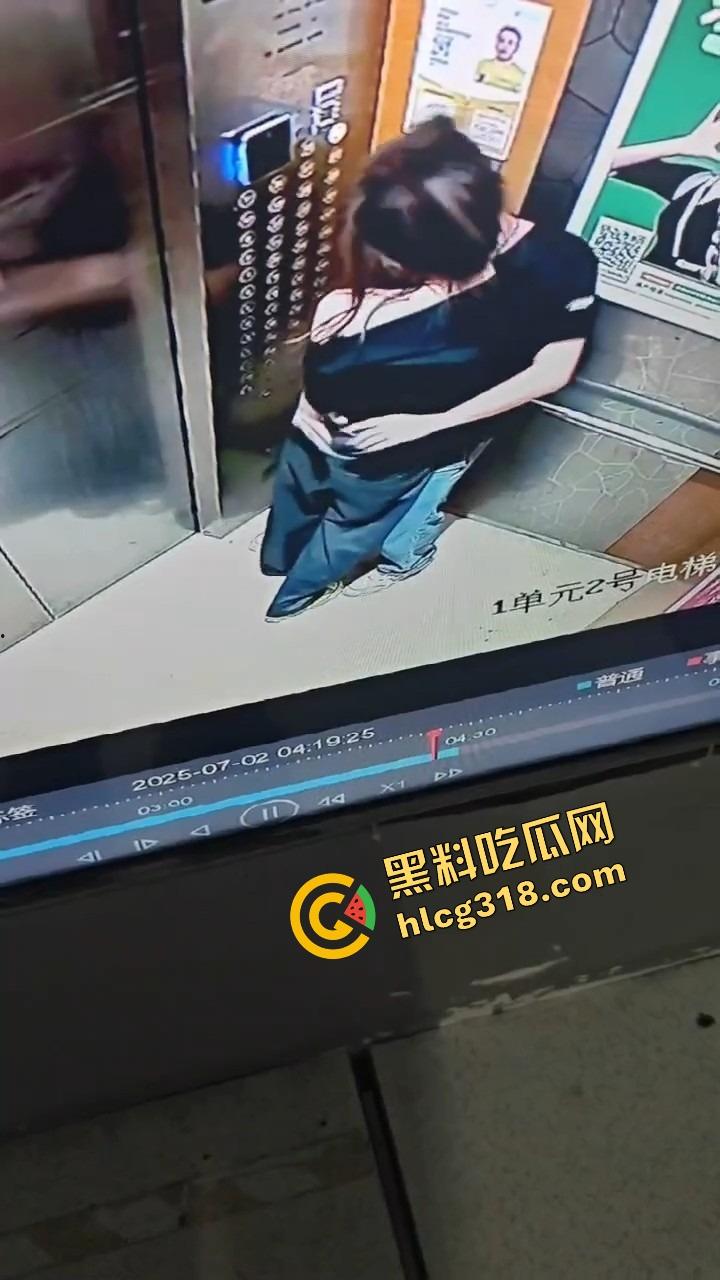电梯春潮涌动，男女上楼全程互撩，男的手法老道全程开摸，解开发型就是解锁原始本能！-5