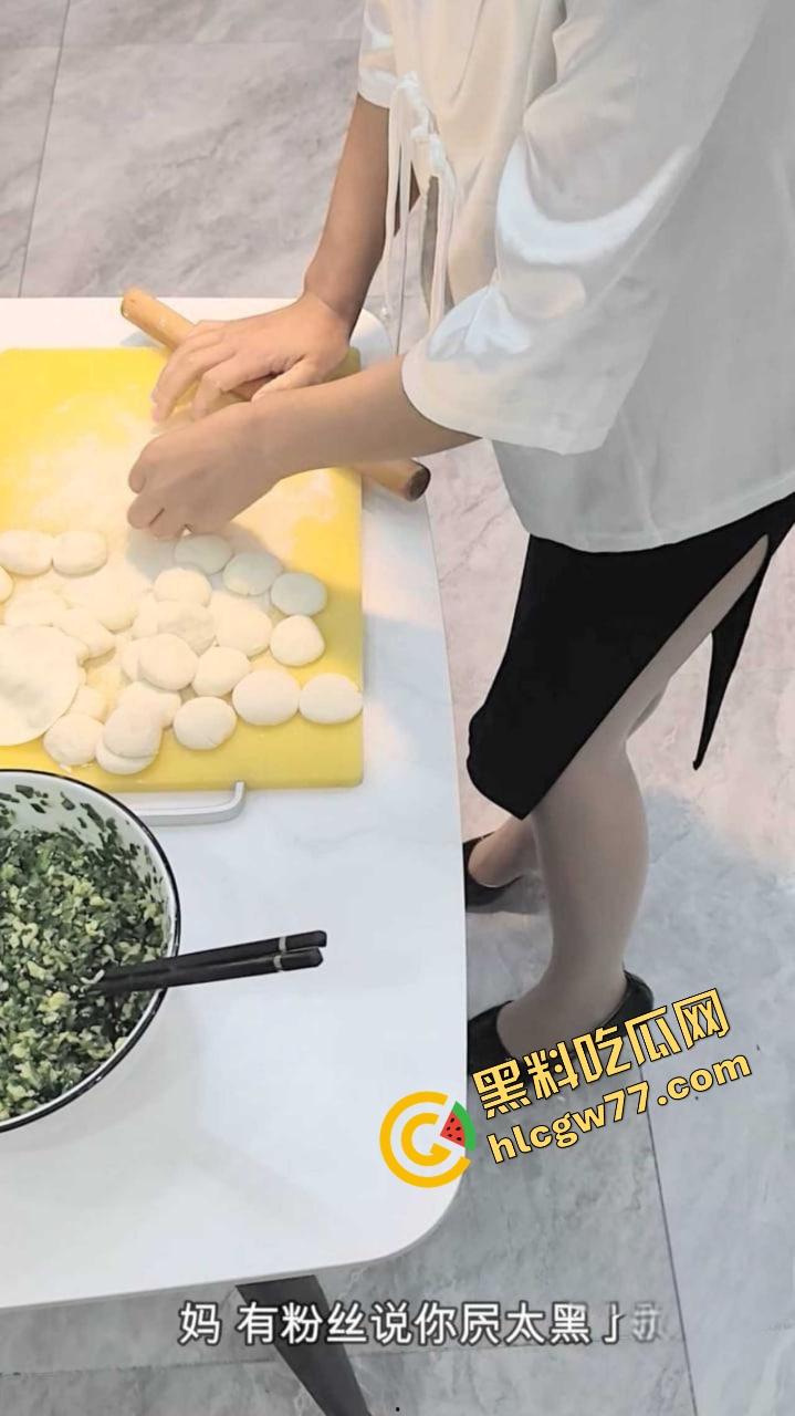 单亲妈妈微博性感腰包饺子勾魂,紧身裙裹臀被后入爆操嫩逼菊花双开,浪名求深射满骚洞!-4