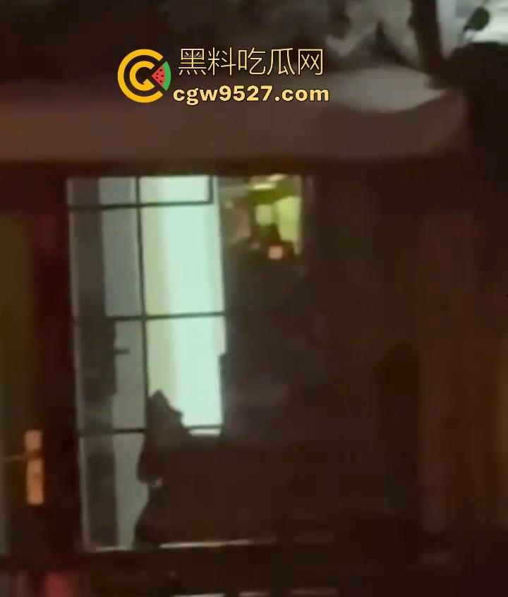 嘉兴西塘临水的民宿,小情侣做爱不拉窗帘被偷拍,江南风,小桥流水人家做爱,泰山压顶到抱起猛操花样百出!-1