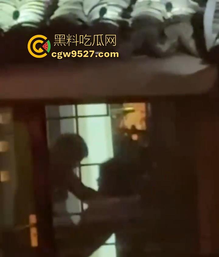 嘉兴西塘临水的民宿,小情侣做爱不拉窗帘被偷拍,江南风,小桥流水人家做爱,泰山压顶到抱起猛操花样百出!-5