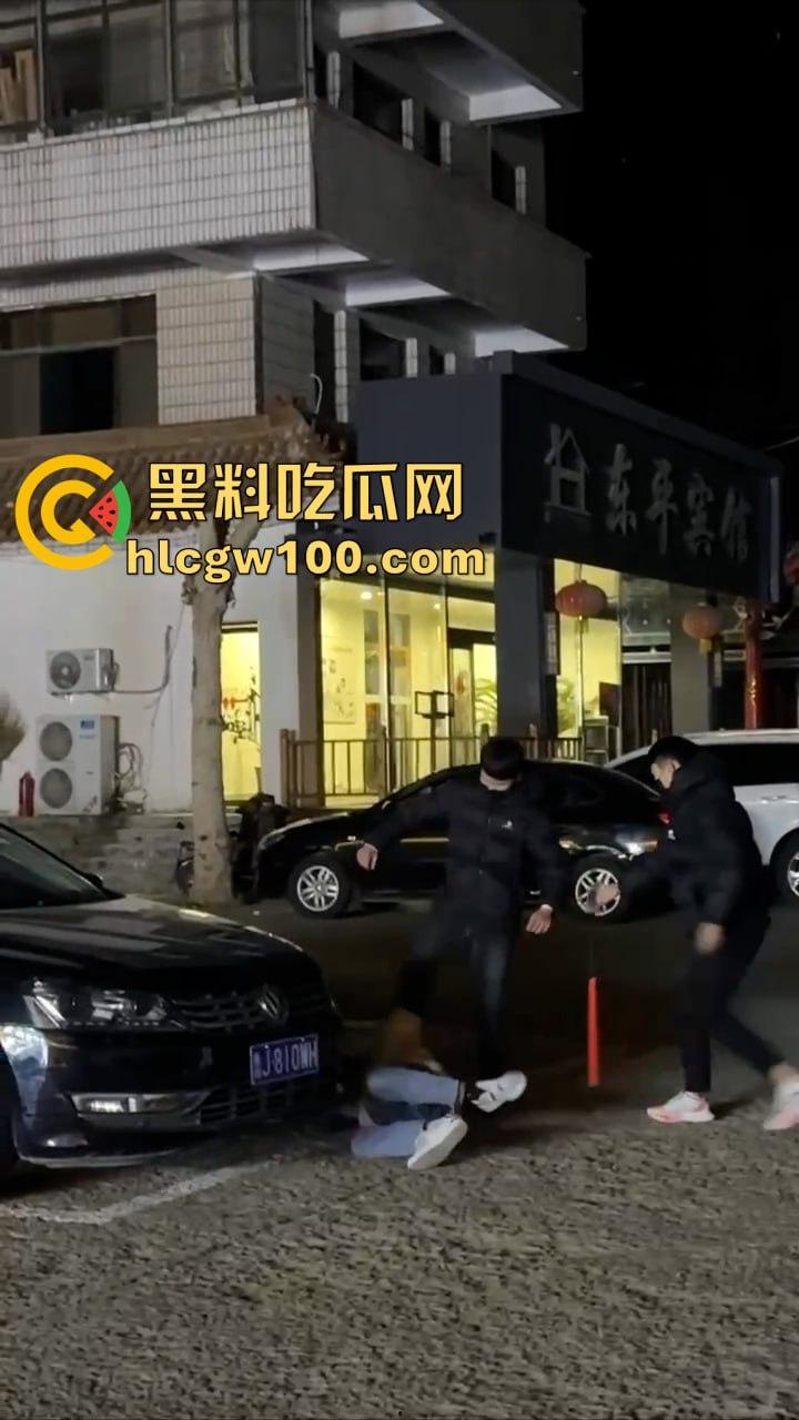 山东泰安,小伙下手没轻重,把人当作畜生打!棒球棍梆梆一顿凿,估计凶多吉少了-5