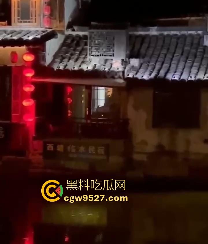 嘉兴西塘临水的民宿,小情侣做爱不拉窗帘被偷拍,江南风,小桥流水人家做爱,泰山压顶到抱起猛操花样百出!-7