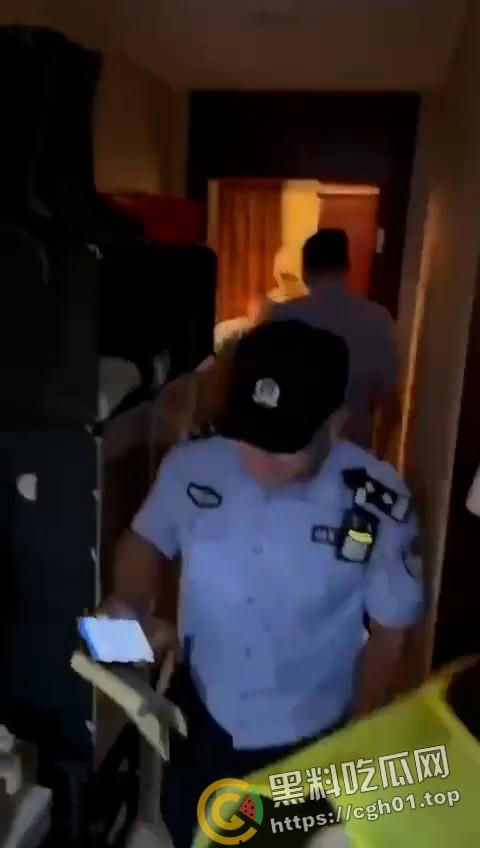 春晚都没你精彩！老男人出轨侄媳妇被捉奸在床 警察来了都哭笑不得 全程对白比小品都好笑-6