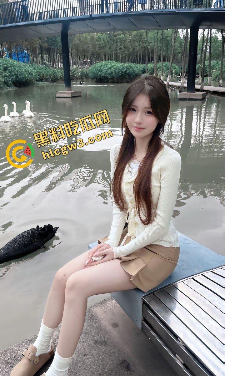 抖音清纯可爱嫩妹反差网红『悲伤小云吞』定制裸露骚舞 酒店浴缸裸奶自拍 独家原创曝光!-7