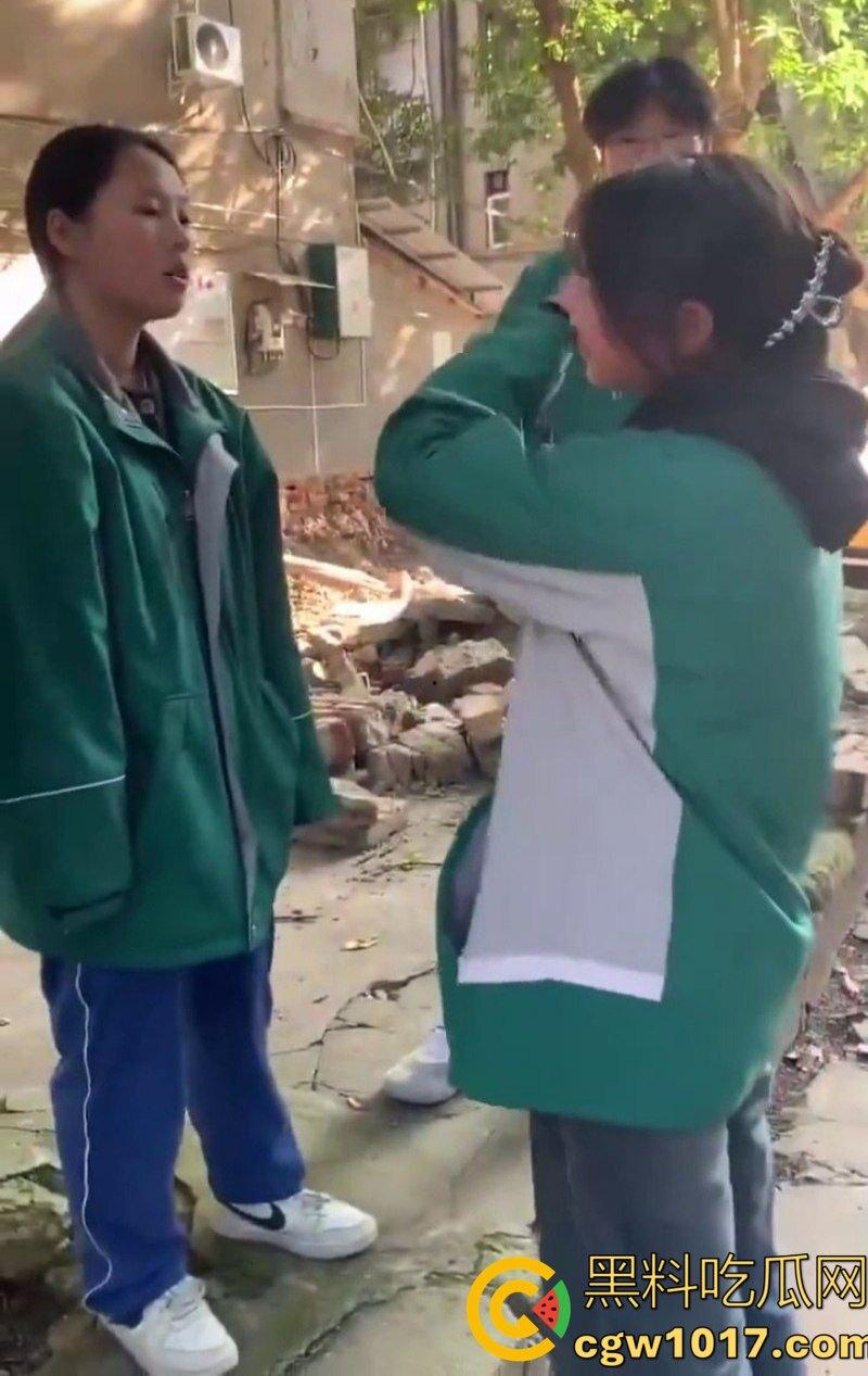 阆中中学女生霸凌事件 高中妹被接连扇大耳光 满脸红掌印却依旧不闪不避 硬气的一逼！男同学围观全程不阻止反而笑嘻嘻！-6