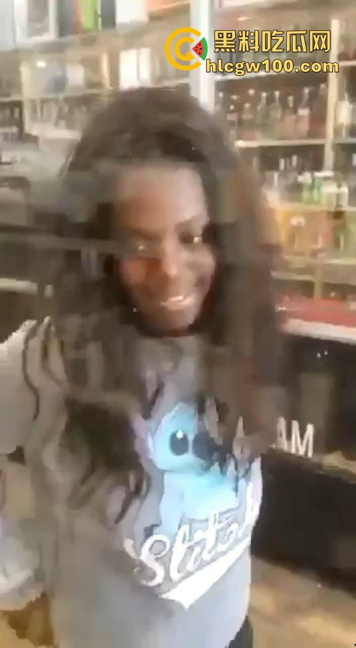 黑妹骚操作放尿全程公开，姿势熟练到让人看呆，完事还知道擦一擦，这骚劲真是让人服了！