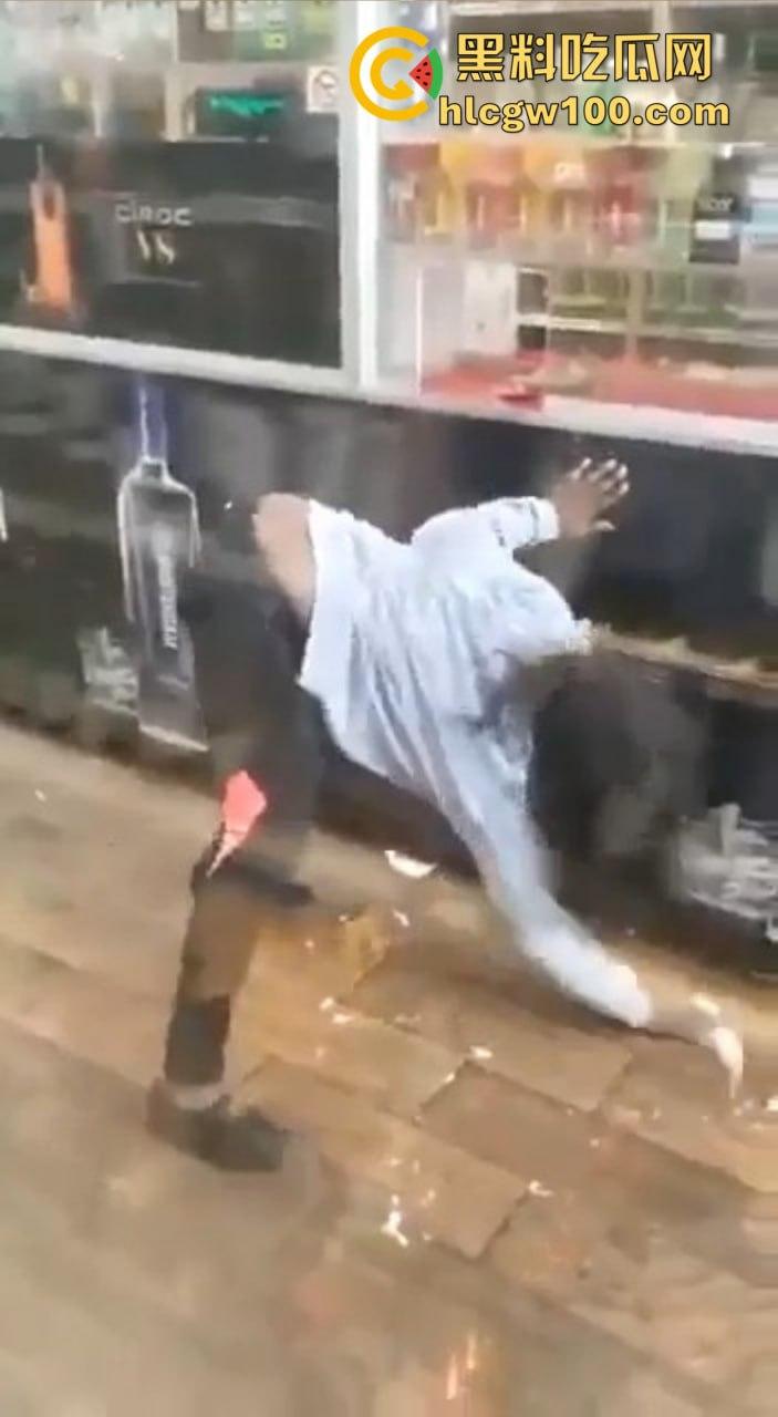 黑妹骚操作放尿全程公开,姿势熟练到让人看呆,完事还知道擦一擦,这骚劲真是让人服了!-4