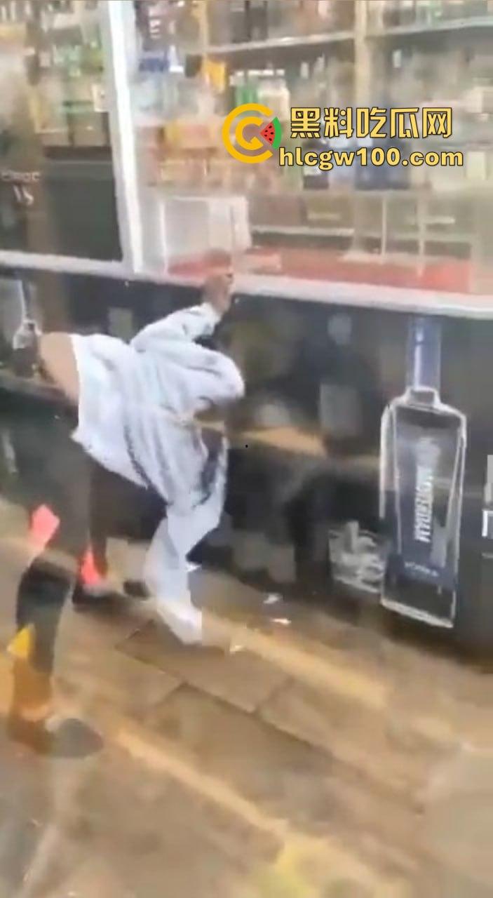 黑妹骚操作放尿全程公开,姿势熟练到让人看呆,完事还知道擦一擦,这骚劲真是让人服了!-6