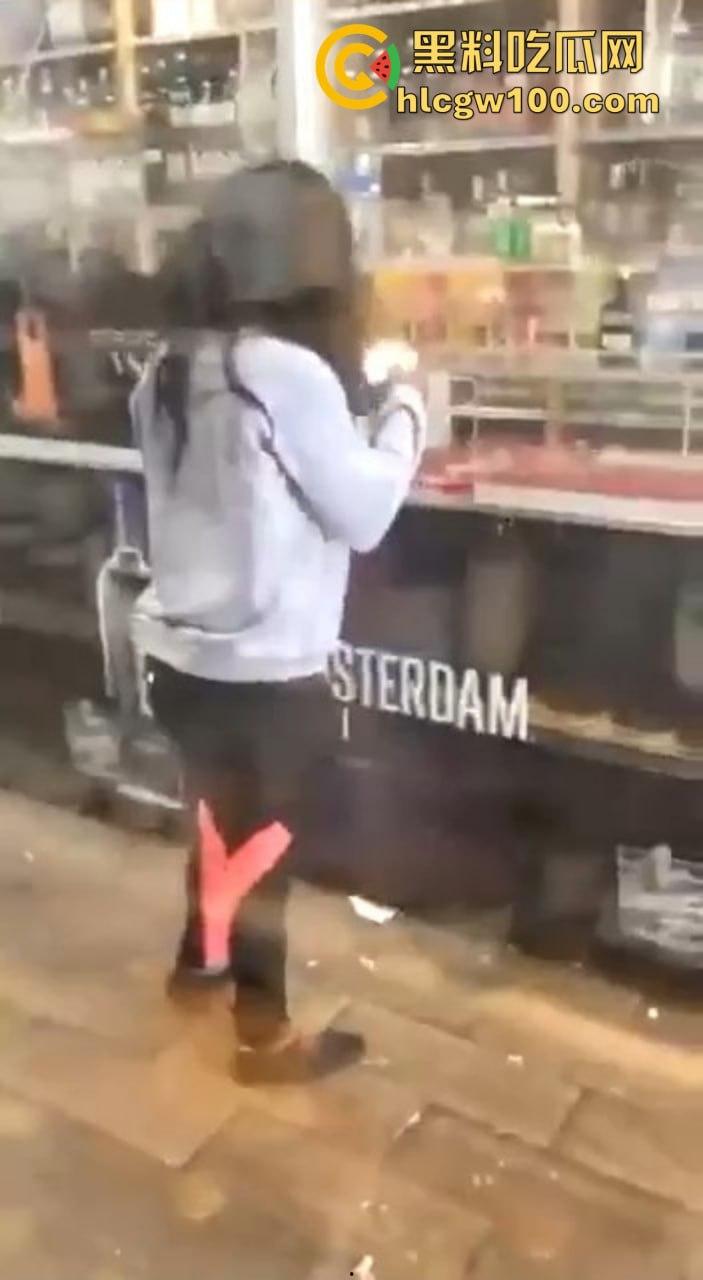 黑妹骚操作放尿全程公开,姿势熟练到让人看呆,完事还知道擦一擦,这骚劲真是让人服了!-7