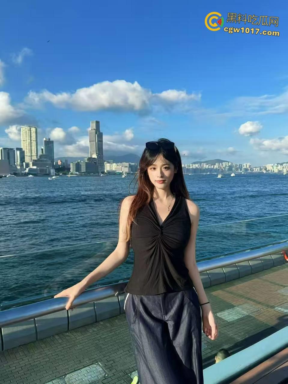 女儿穿着豹纹裙洗碗，被我撕开黑丝猛舔骚穴，超配合得跪地口交，穿着高跟鞋被我抬腿猛插，全射在女儿的黑丝上 ！