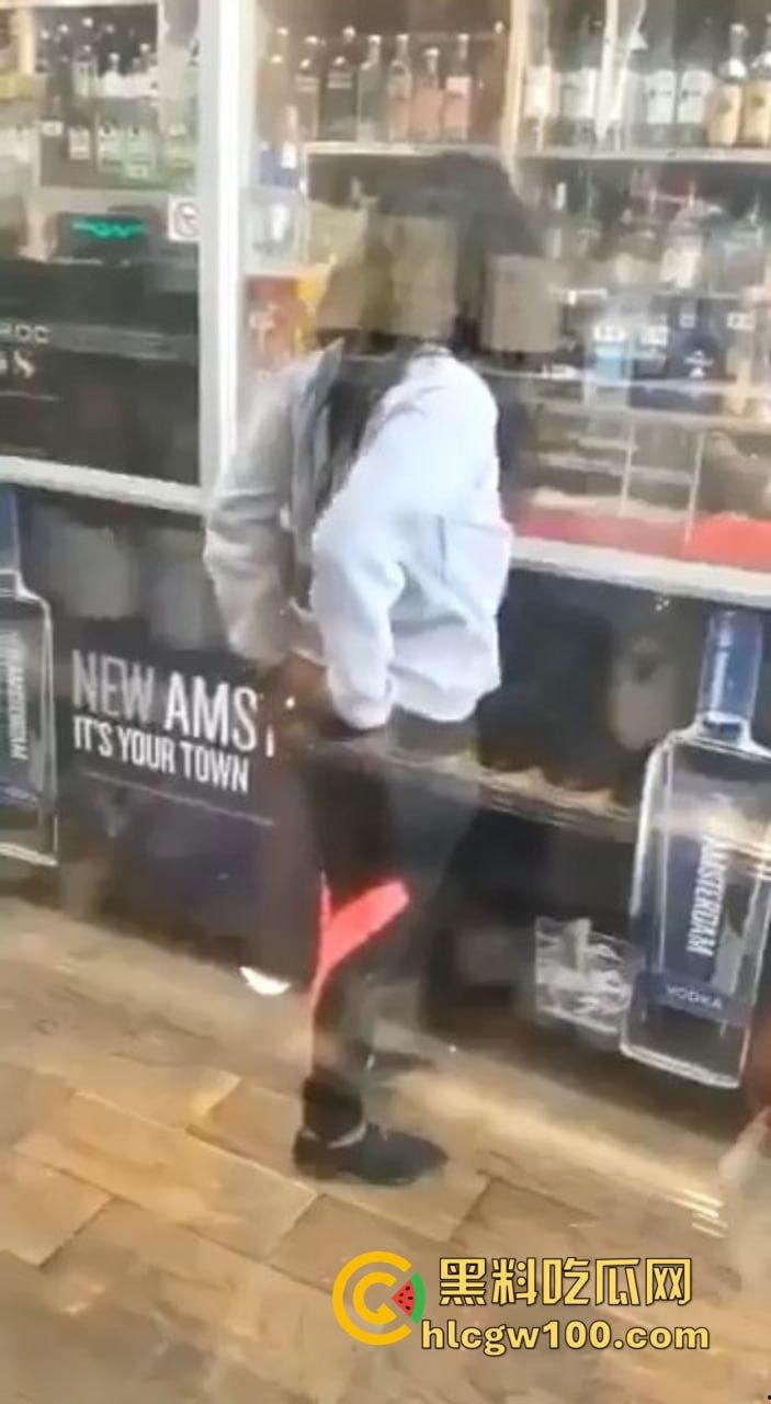 黑妹骚操作放尿全程公开,姿势熟练到让人看呆,完事还知道擦一擦,这骚劲真是让人服了!-8