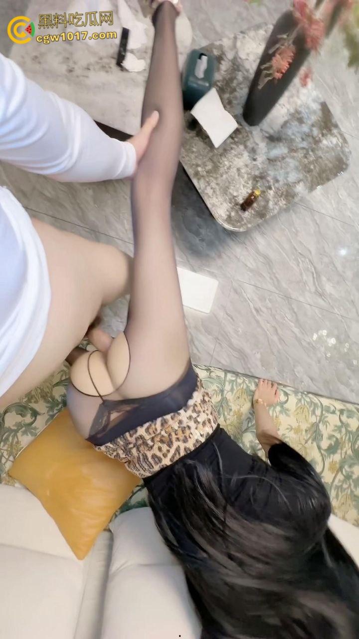 女儿穿着豹纹裙洗碗,被我撕开黑丝猛舔骚穴,超配合得跪地口交,穿着高跟鞋被我抬腿猛插,全射在女儿的黑丝上 !-8