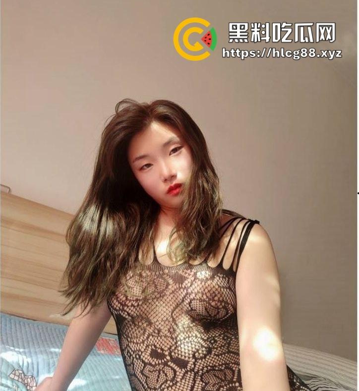 海南文艺气质学生【许琳琳】分手渣男狠泄私愤，渔网连体袜内射片子满网乱窜，浪货情趣花活玩得炉火纯青！-2