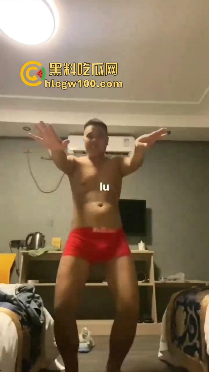 圣诞节荒诞名场面曝光,约不到炮的男人酒店发疯砸床,小姐坐包厢刷剧解闷,低端技师直接练草逼技术谋出路!-4