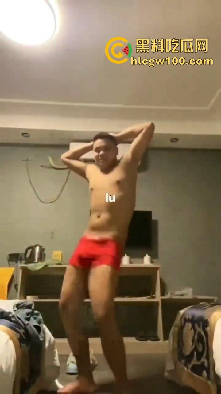 圣诞节荒诞名场面曝光,约不到炮的男人酒店发疯砸床,小姐坐包厢刷剧解闷,低端技师直接练草逼技术谋出路!-8