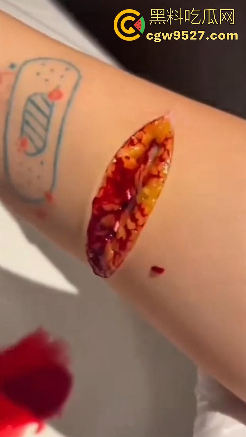 全网疯传马桶割腕女孩,真实自杀鸡皮疙瘩都起来了,脂肪层都割开了,还扒拉了一下,太重口了!-6