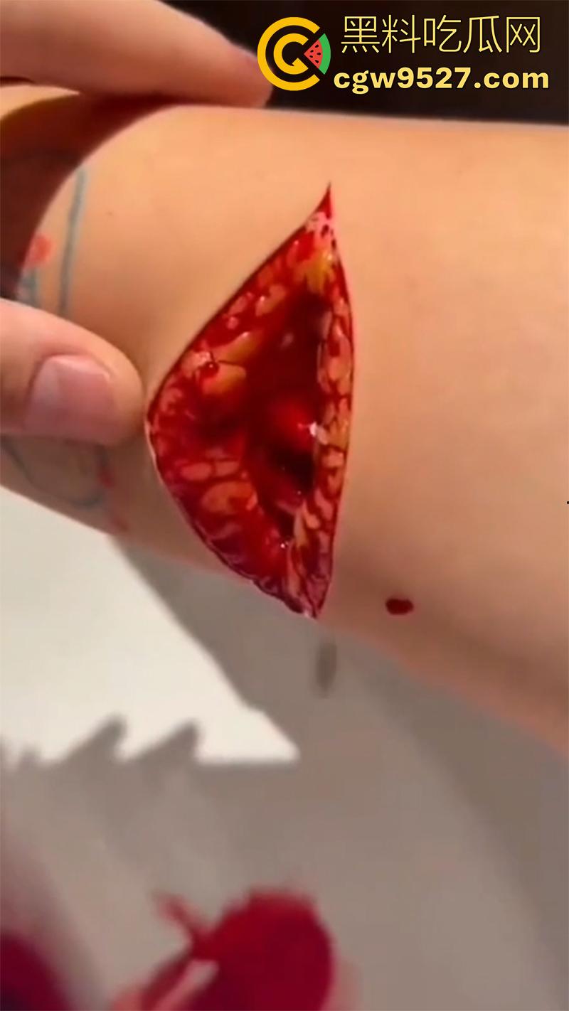 全网疯传马桶割腕女孩,真实自杀鸡皮疙瘩都起来了,脂肪层都割开了,还扒拉了一下,太重口了!-7