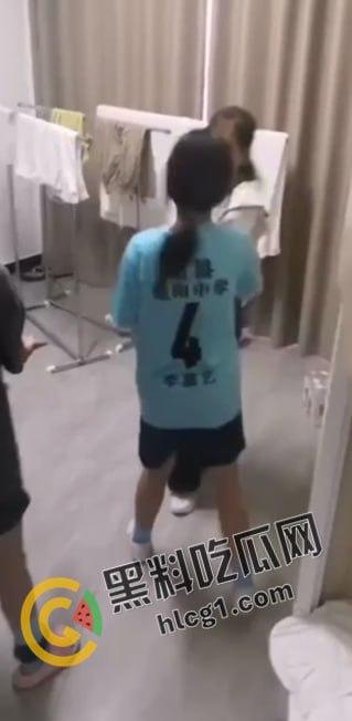勉县勉阳中学足球队李嘉艺聚集多人霸凌同队李云瑶,人没多大心怎么这么狠,被霸凌者父亲做出霸气回应-2